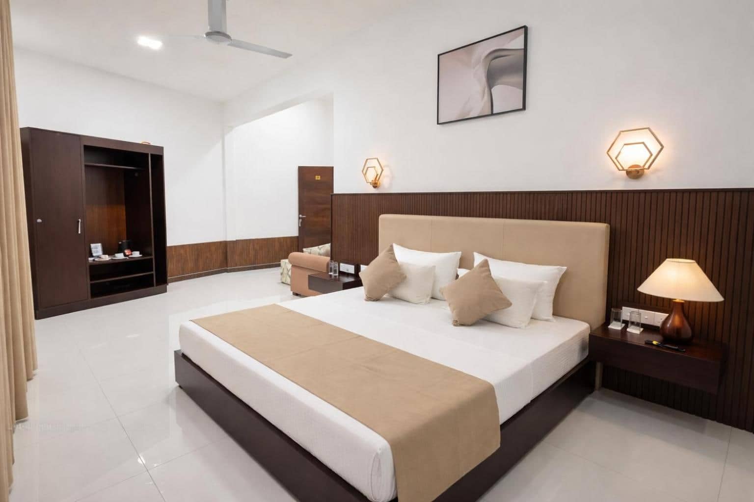 Spacious double room with queen bed and built-in wardrobe